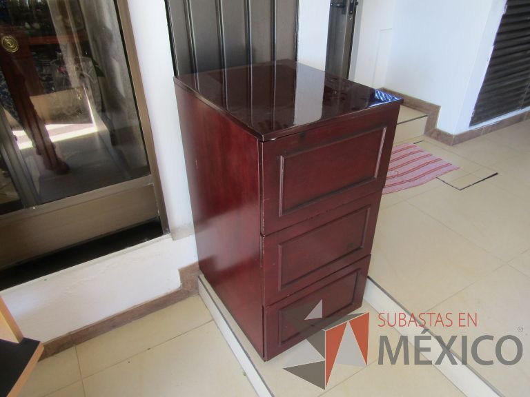 Lote 017 - Gabinete alto con 2 cajones y 1 puerta color vino - Imagen 4