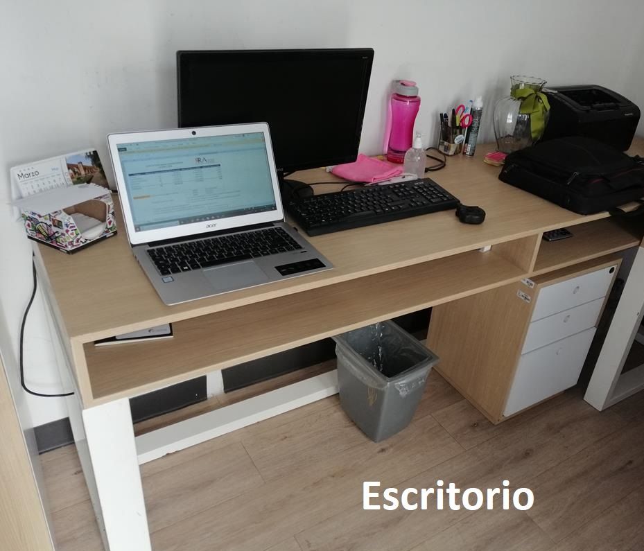 Lote 164 -2 Escritorios con base metálica, cubierta de madera con formaica