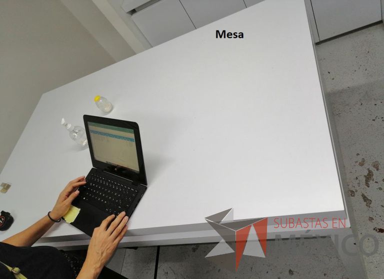 Lote 139 - Mesa de madera con formaica, color blanco