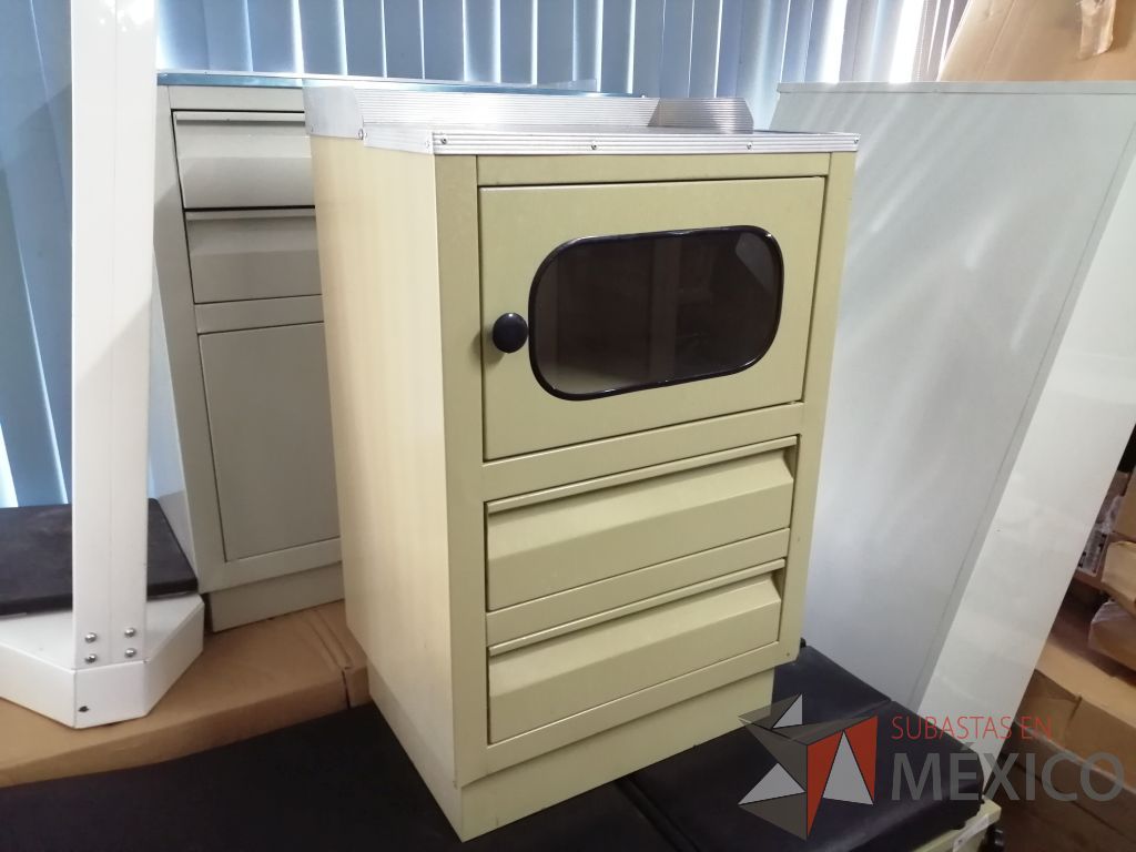 Lote 007 - Gabinete con 2 cajones y 1 puerta de vidrio - Imagen 2