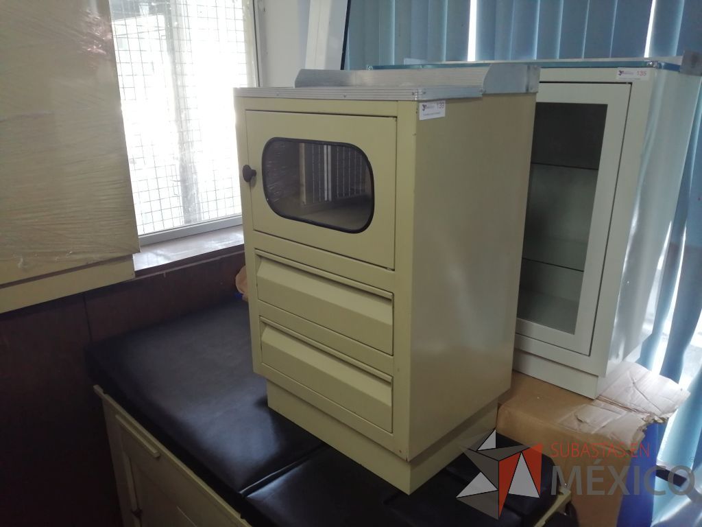 Lote 007 - Gabinete con 2 cajones y 1 puerta de vidrio - Imagen 3