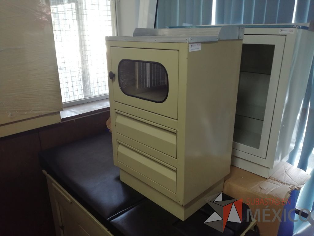Lote 007 - Gabinete con 2 cajones y 1 puerta de vidrio - Imagen 4