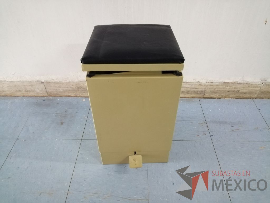 Lote 010 - 2 Botes de basura metálico con cojín superior color negro - Imagen 3