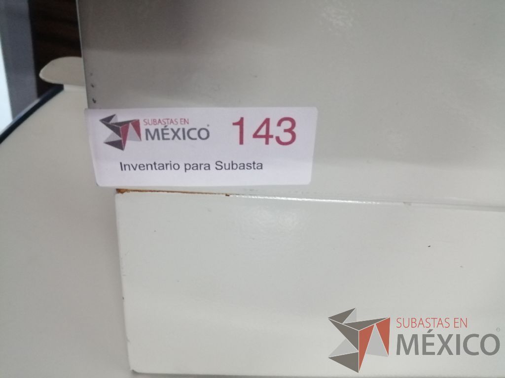 Lote 011 - Bote de basura metálico con cojín superior color azul - Imagen 4