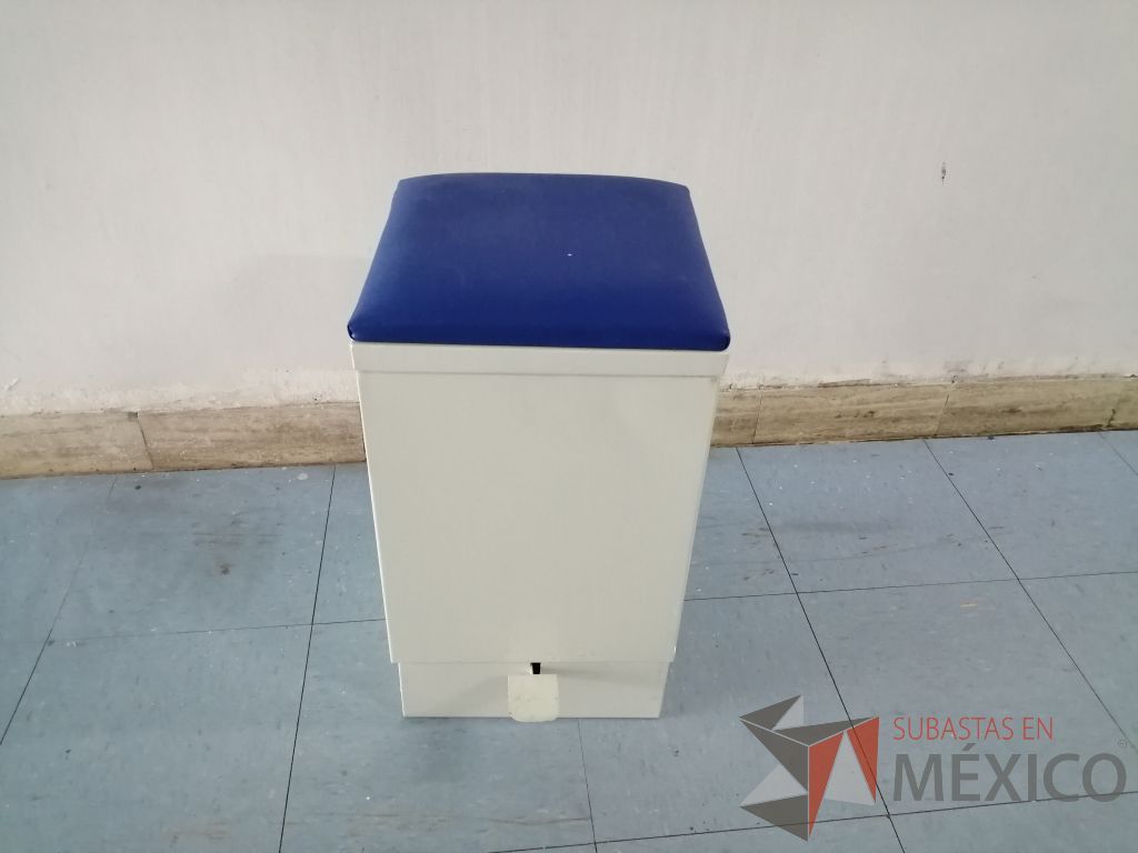 Lote 011 - Bote de basura metálico con cojín superior color azul - Imagen 5
