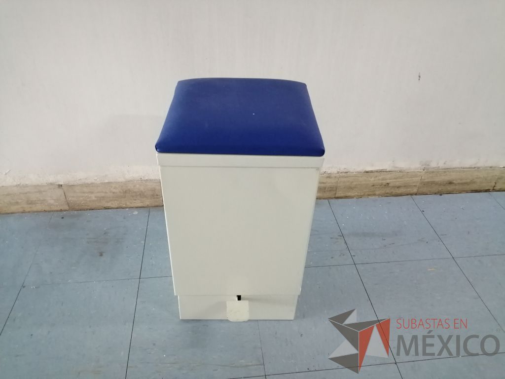 Lote 011 - Bote de basura metálico con cojín superior color azul - Imagen 6