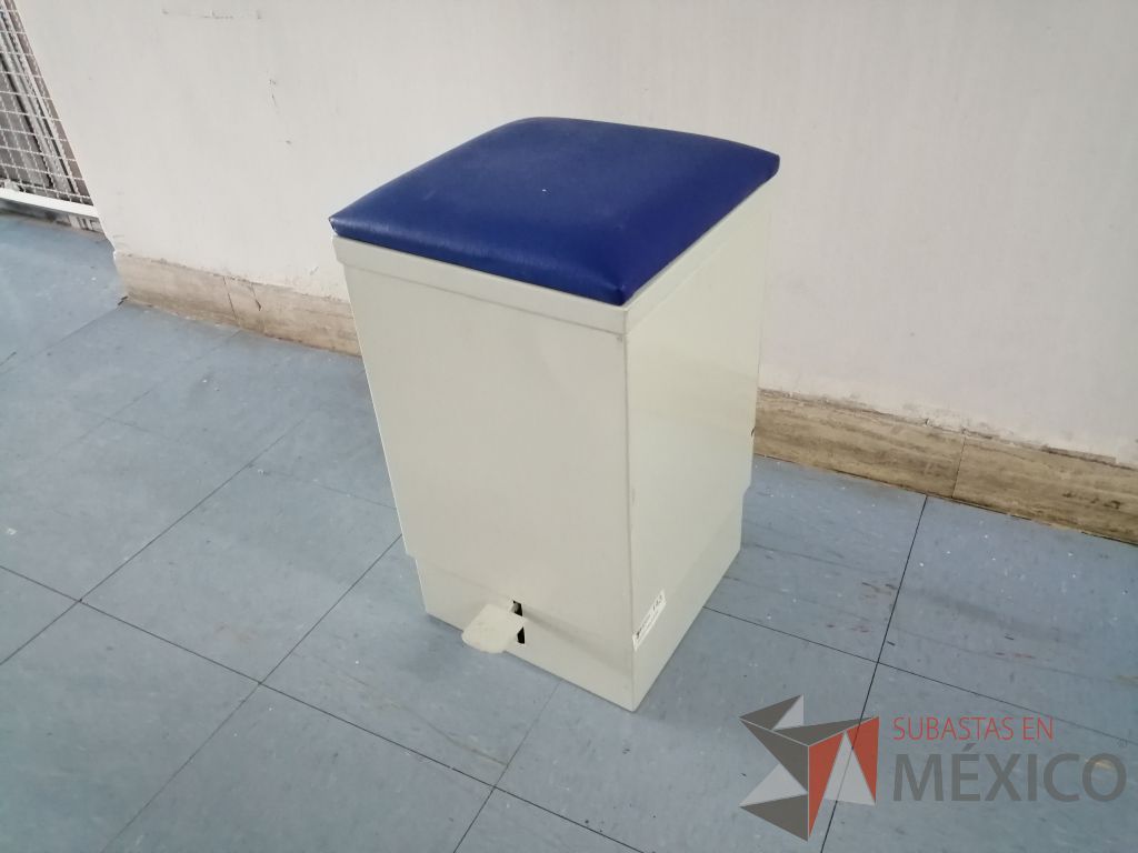 Lote 011 - Bote de basura metálico con cojín superior color azul