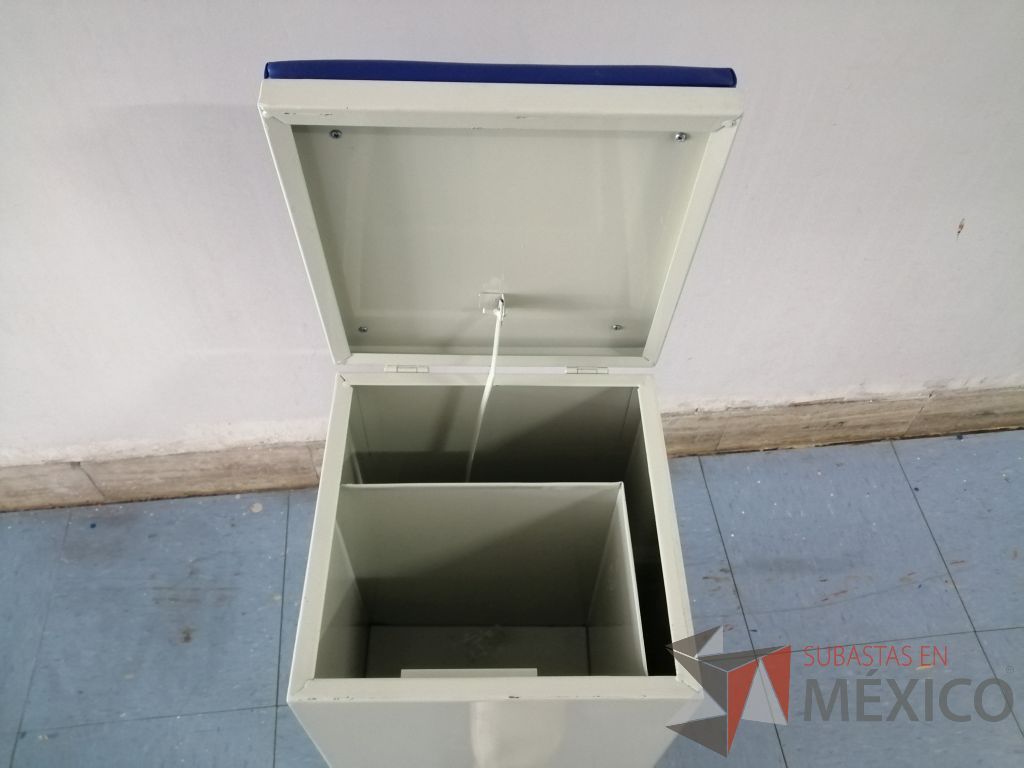 Lote 011 - Bote de basura metálico con cojín superior color azul - Imagen 8