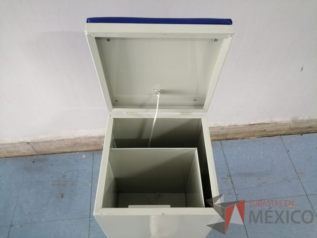 Lote 011 - Bote de basura metálico con cojín superior color azul - Imagen 9