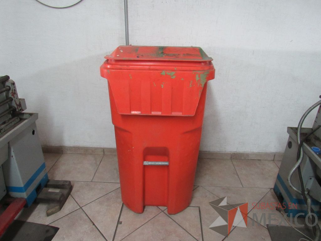 Lote 013 - Bote de basura de 145 litros con ruedas color naranja - Imagen 3