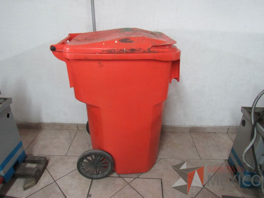Lote 013 - Bote de basura de 145 litros con ruedas color naranja - Imagen 5