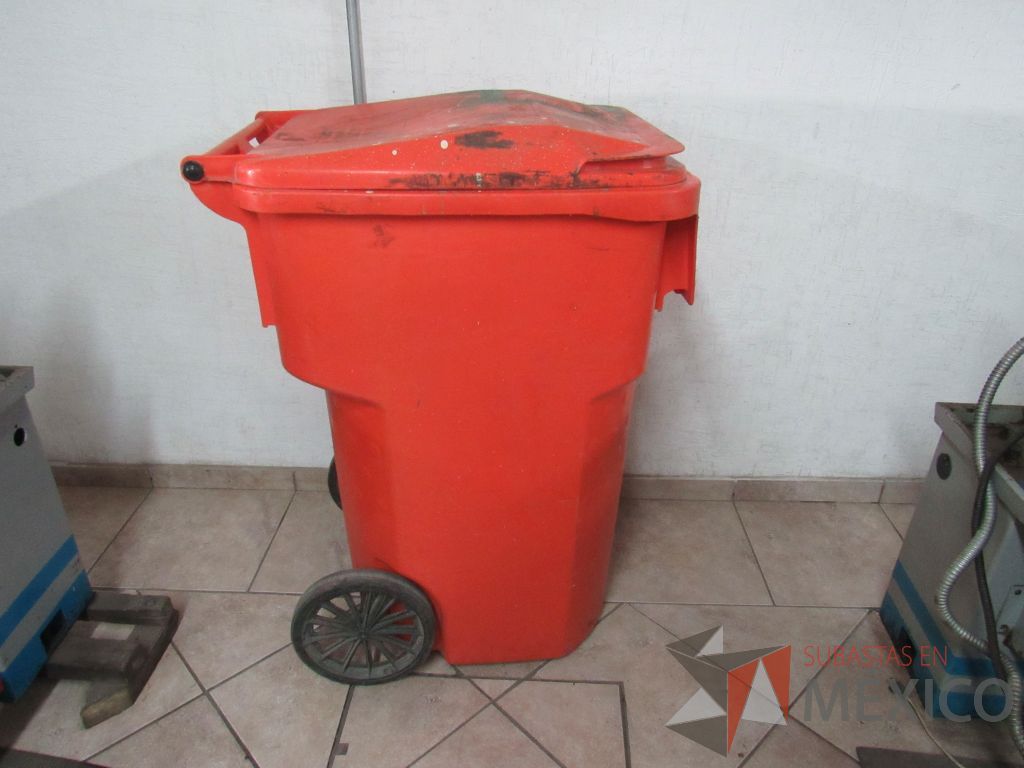 Lote 013 - Bote de basura de 145 litros con ruedas color naranja - Imagen 6