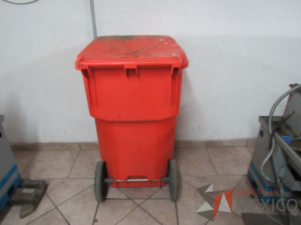 Lote 013 - Bote de basura de 145 litros con ruedas color naranja - Imagen 7