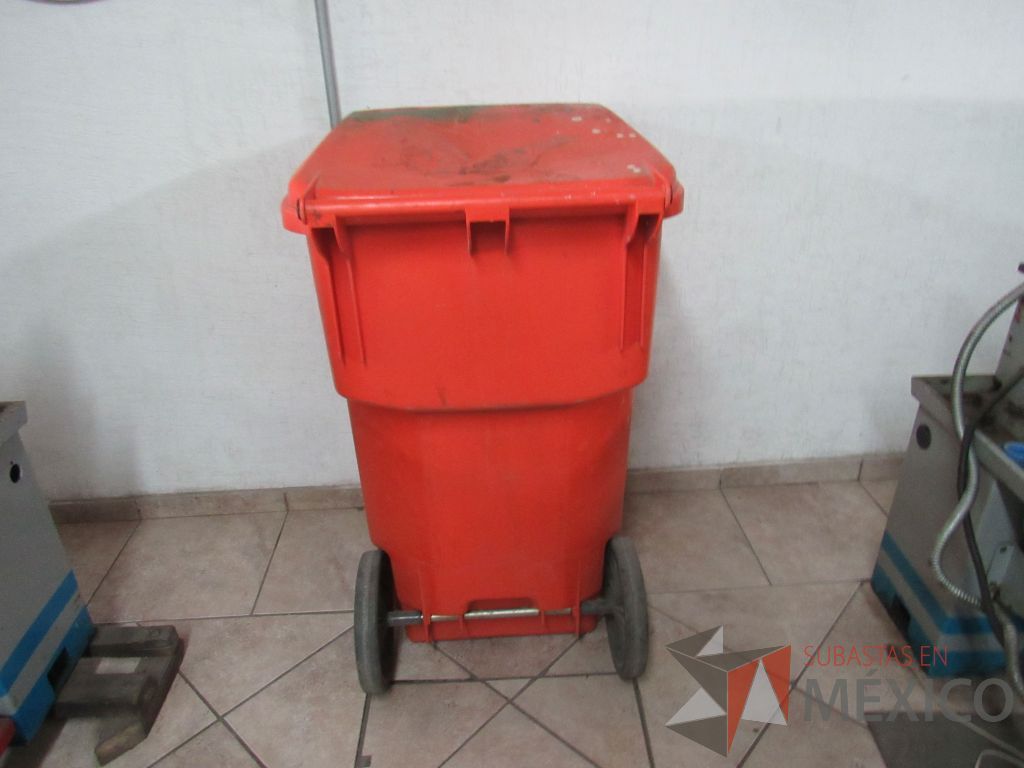 Lote 013 - Bote de basura de 145 litros con ruedas color naranja - Imagen 8