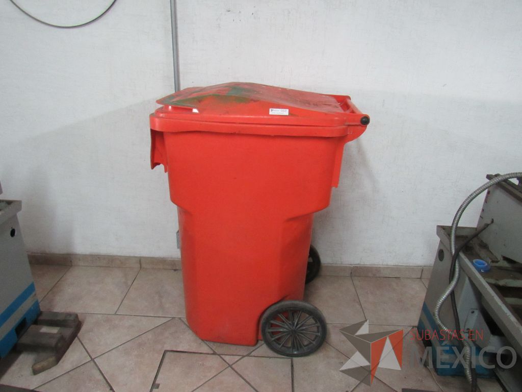 Lote 013 - Bote de basura de 145 litros con ruedas color naranja - Imagen 9