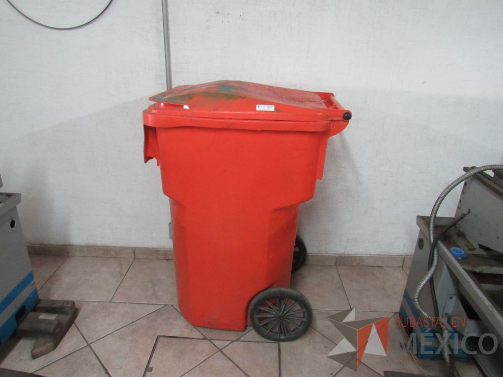 Lote 013 - Bote de basura de 145 litros con ruedas color naranja