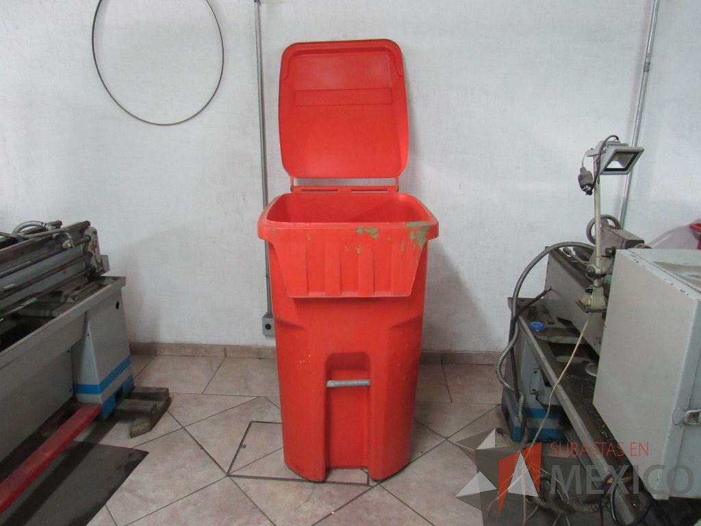 Lote 013 - Bote de basura de 145 litros con ruedas color naranja - Imagen 10