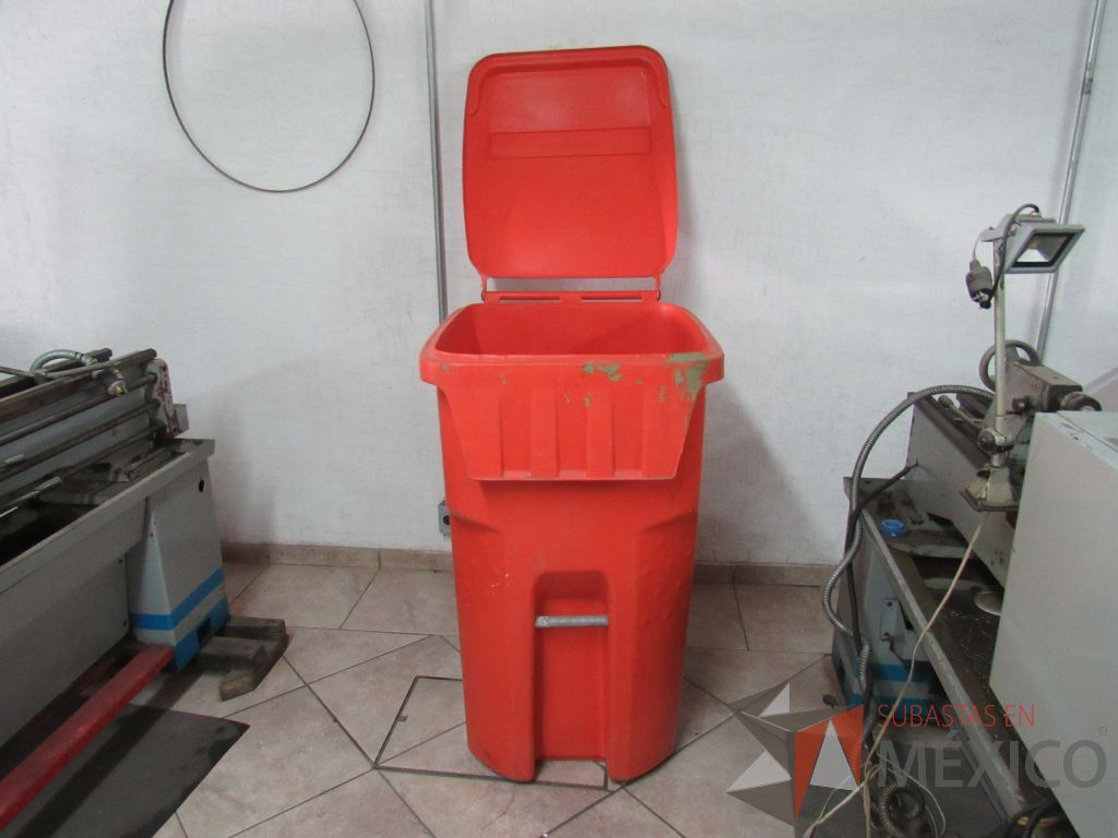 Lote 013 - Bote de basura de 145 litros con ruedas color naranja - Imagen 11