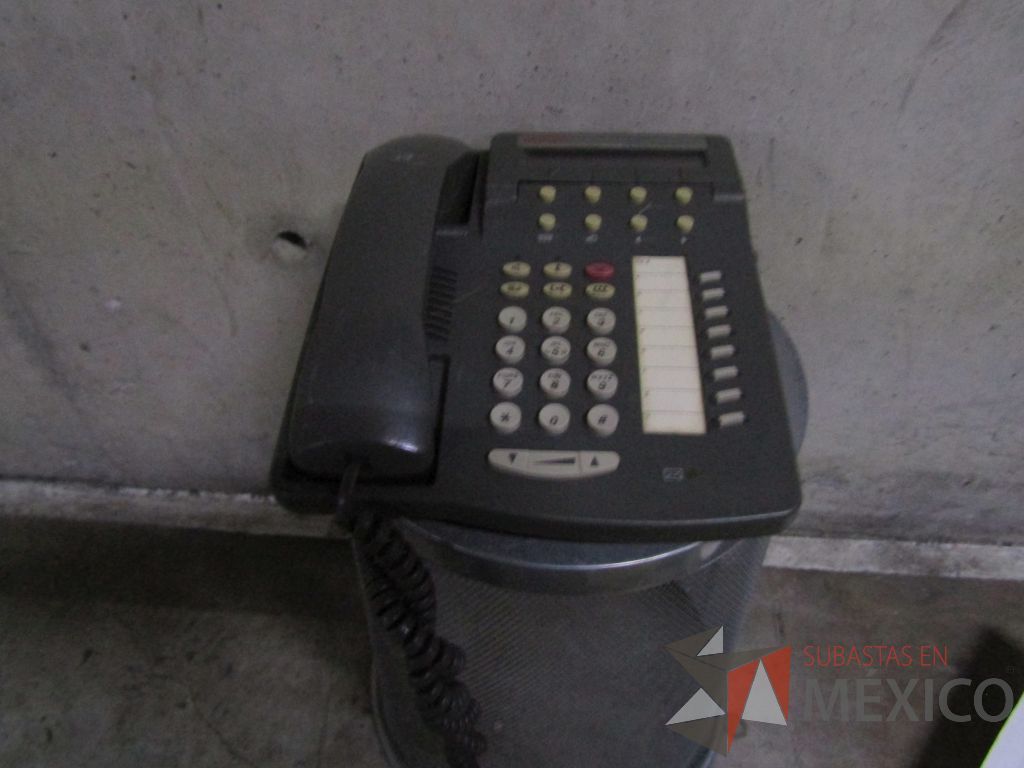Lote 004 - 14 Teléfonos de diferentes modelos, 3 módems y 5 Diademas - Imagen 24