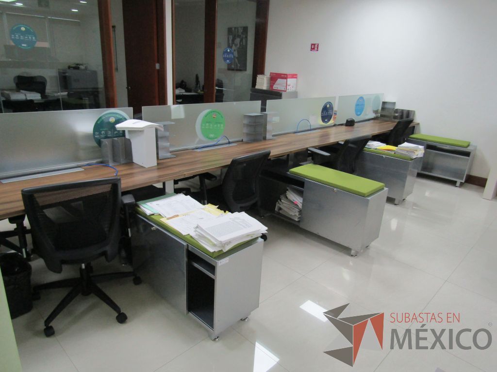 Lote 001 - Estación de trabajo para 8 personas, con divisiones de vidrio y 8 credenzas - Imagen 2