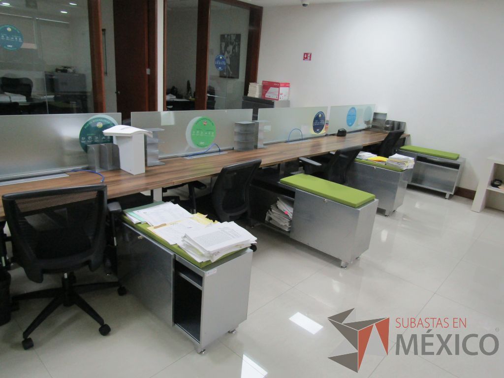 Lote 001 - Estación de trabajo para 8 personas, con divisiones de vidrio y 8 credenzas - Imagen 3