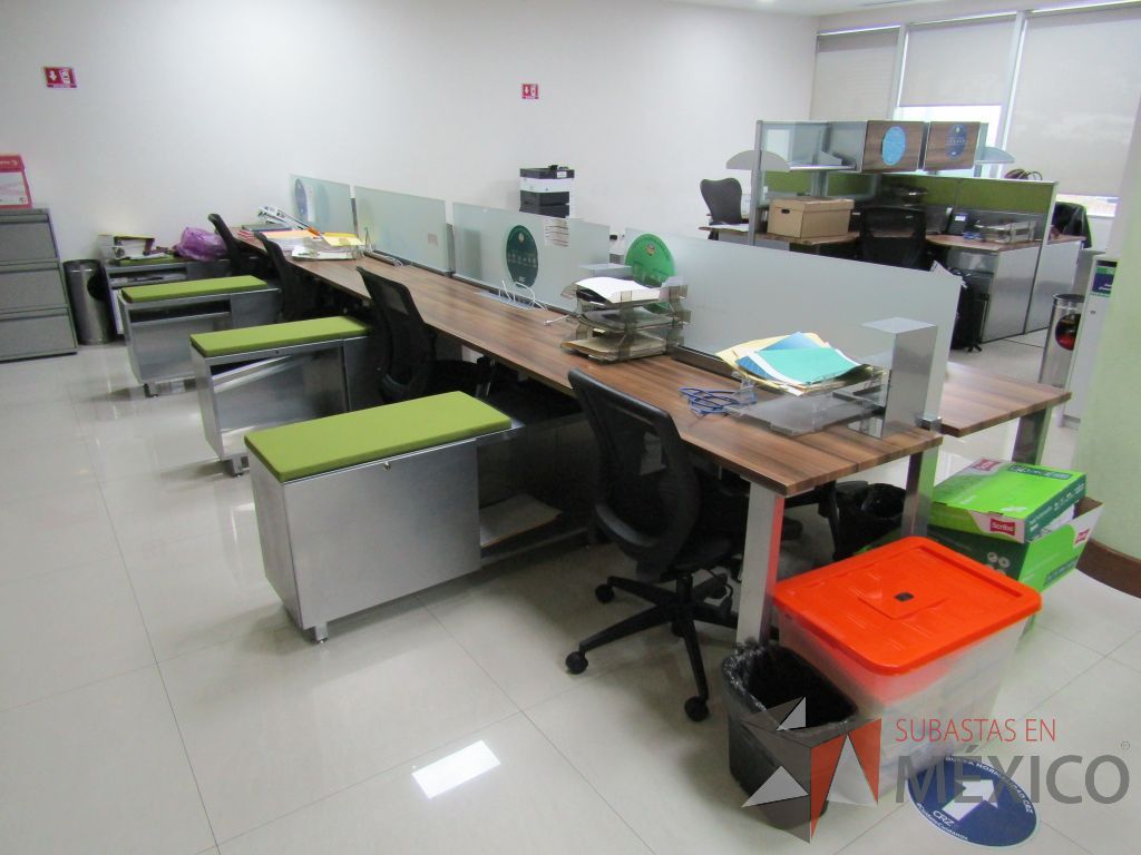 Lote 001 - Estación de trabajo para 8 personas, con divisiones de vidrio y 8 credenzas - Imagen 4