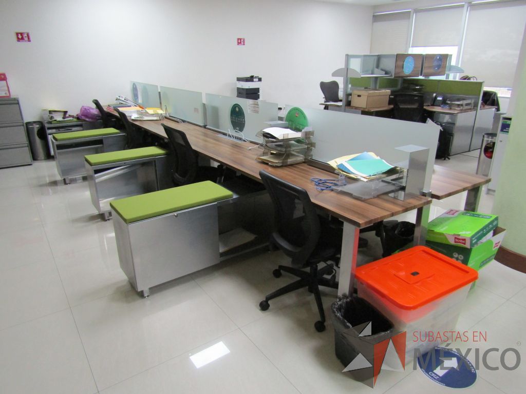 Lote 001 - Estación de trabajo para 8 personas, con divisiones de vidrio y 8 credenzas - Imagen 5