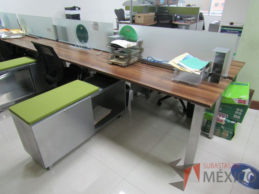 Lote 001 - Estación de trabajo para 8 personas, con divisiones de vidrio y 8 credenzas - Imagen 6