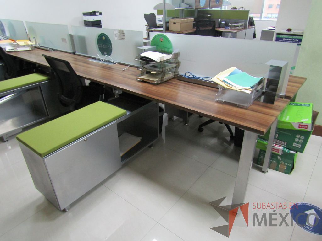 Lote 001 - Estación de trabajo para 8 personas, con divisiones de vidrio y 8 credenzas - Imagen 7