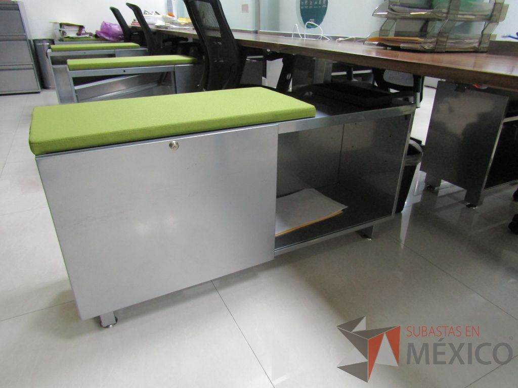 Lote 001 - Estación de trabajo para 8 personas, con divisiones de vidrio y 8 credenzas - Imagen 8