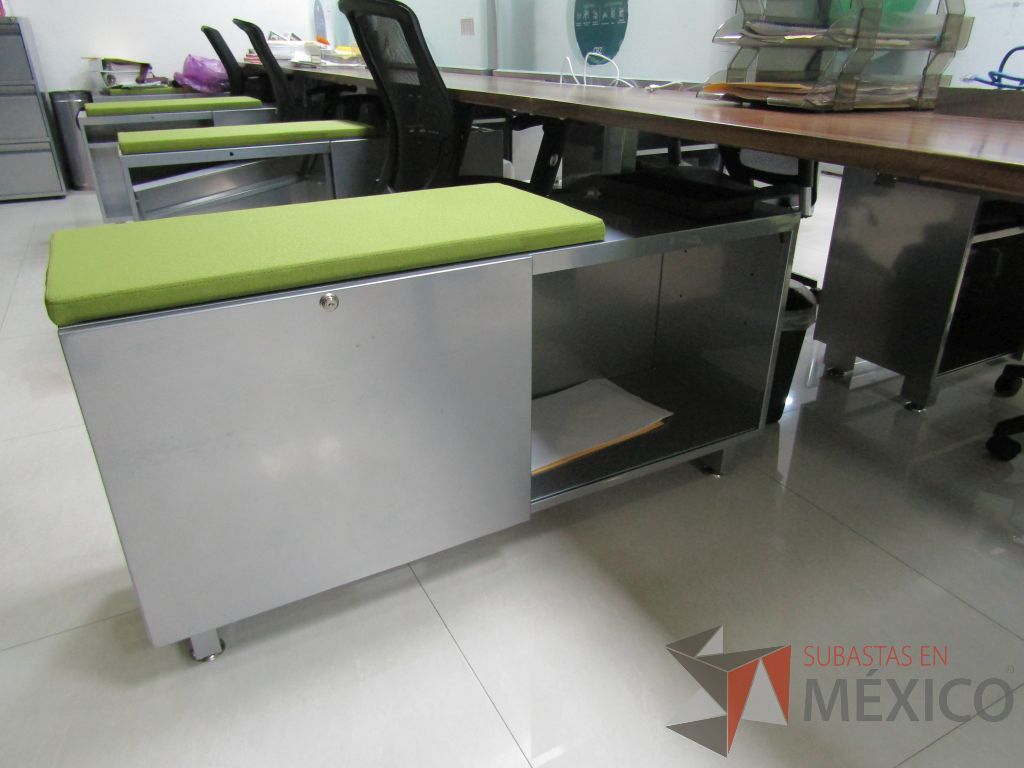 Lote 001 - Estación de trabajo para 8 personas, con divisiones de vidrio y 8 credenzas - Imagen 9