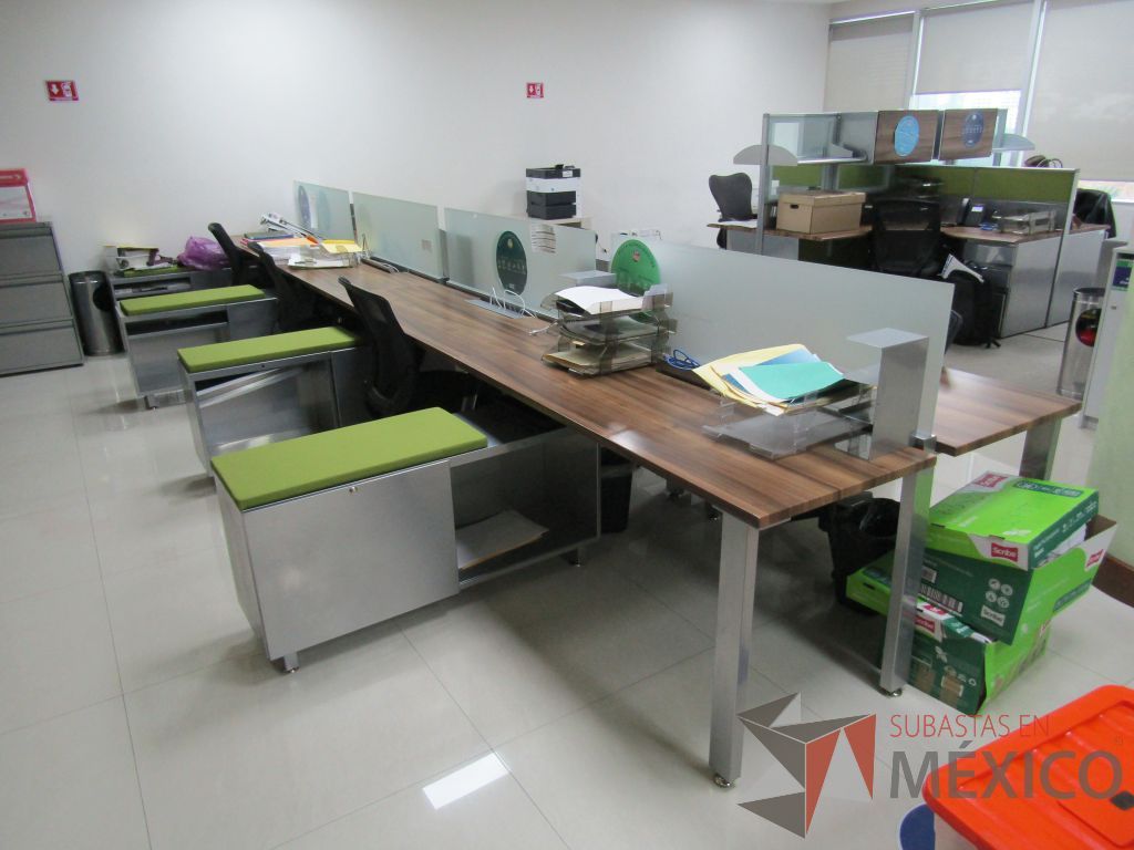 Lote 001 - Estación de trabajo para 8 personas, con divisiones de vidrio y 8 credenzas