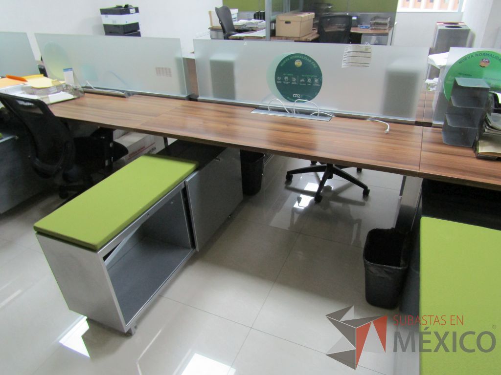 Lote 001 - Estación de trabajo para 8 personas, con divisiones de vidrio y 8 credenzas - Imagen 10