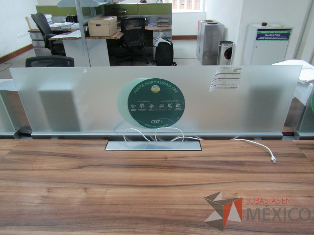 Lote 001 - Estación de trabajo para 8 personas, con divisiones de vidrio y 8 credenzas - Imagen 11