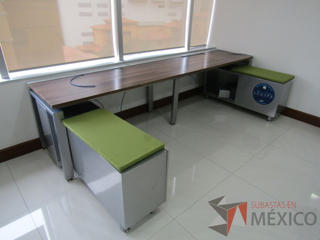 Lote 005 - Estación de trabajo para 2 personas con 2 credenzas