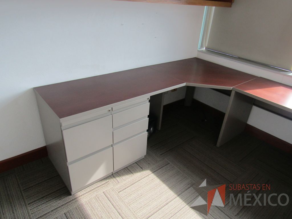 Lote 007 - Escritorio en herradura, con 2 archiveros de pedestal - Imagen 3
