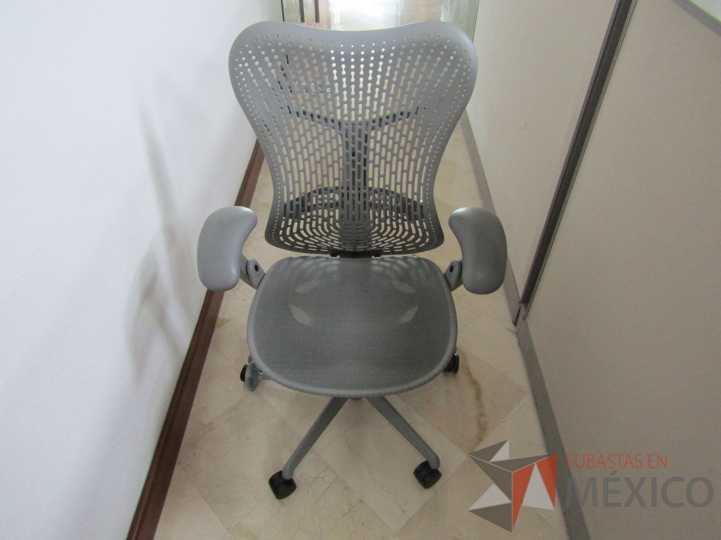Lote 025 - Silla Herman Miller Mirra