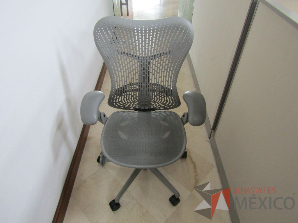 Lote 025 - Silla Herman Miller Mirra - Imagen 2