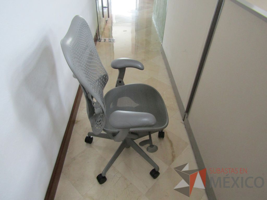 Lote 025 - Silla Herman Miller Mirra - Imagen 3