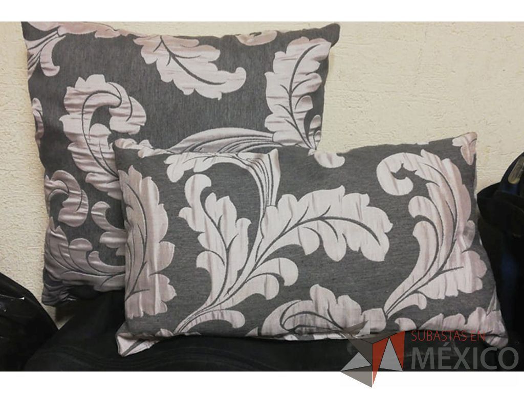 Lote 046 - 389 Cojines decorativos y 18 maletas de lona - Imagen 17