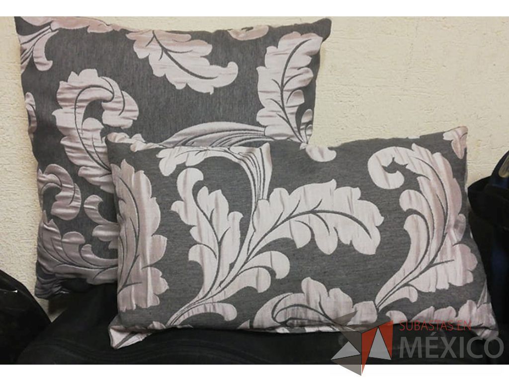Lote 046 - 389 Cojines decorativos y 18 maletas de lona - Imagen 18