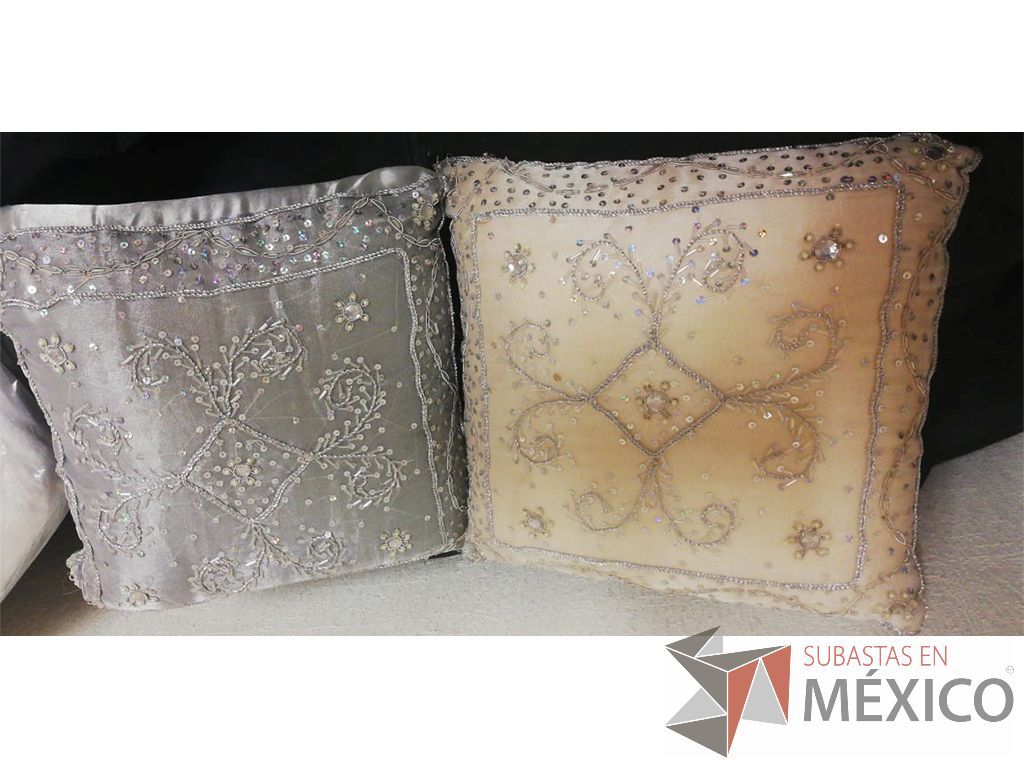 Lote 046 - 389 Cojines decorativos y 18 maletas de lona - Imagen 4