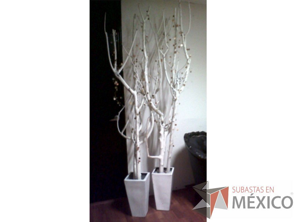 Lote 007 - 35 Macetas de fibra de vidrio con piedras y troncos naturales