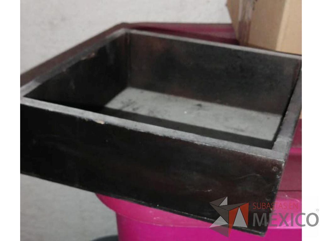 Lote 035 - 46 Bases de madera MDF, 6 de 20 x 20, 33 de 14 x 14, 7 de 36 cms largo