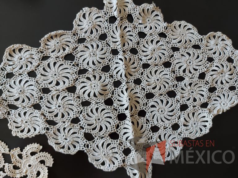 Lote 022 - Mantel Circular, Juegos de 4 carpetas decorativas, Juego de 6 carpetas decorativas - Imagen 6
