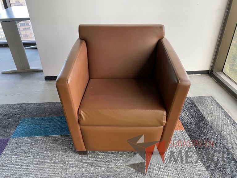 Lote 037 - Sillón de 1 plaza con 4 patas, tipo piel color café
