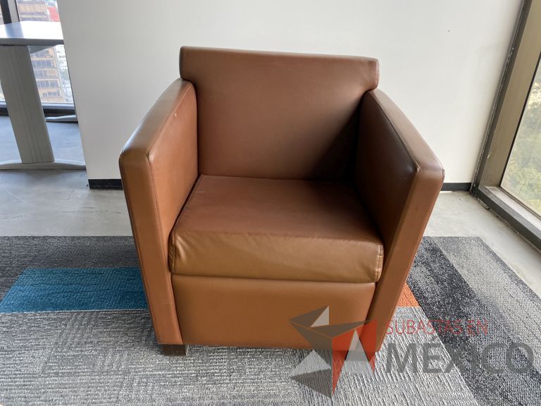 Lote 037 - Sillón de 1 plaza con 4 patas, tipo piel color café - Imagen 2