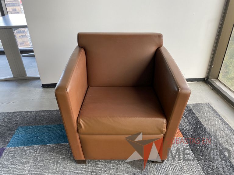 Lote 037 - Sillón de 1 plaza con 4 patas, tipo piel color café - Imagen 5
