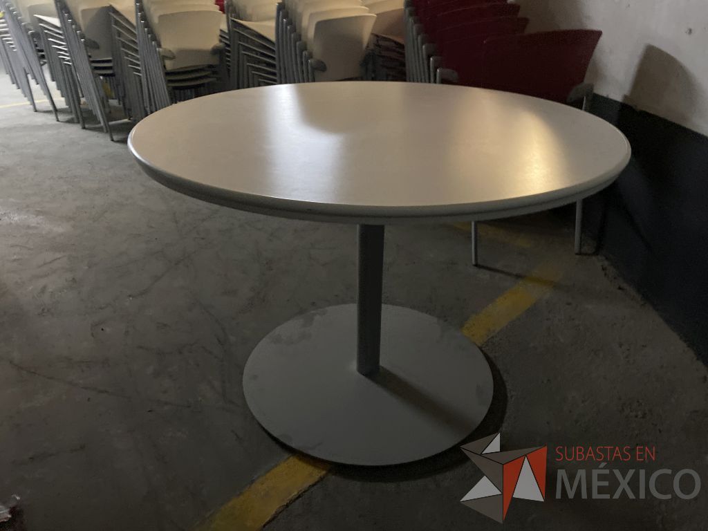 Lote 199 - Mesa de trabajo circular con base metálica y cubierta color blanco - Imagen 2