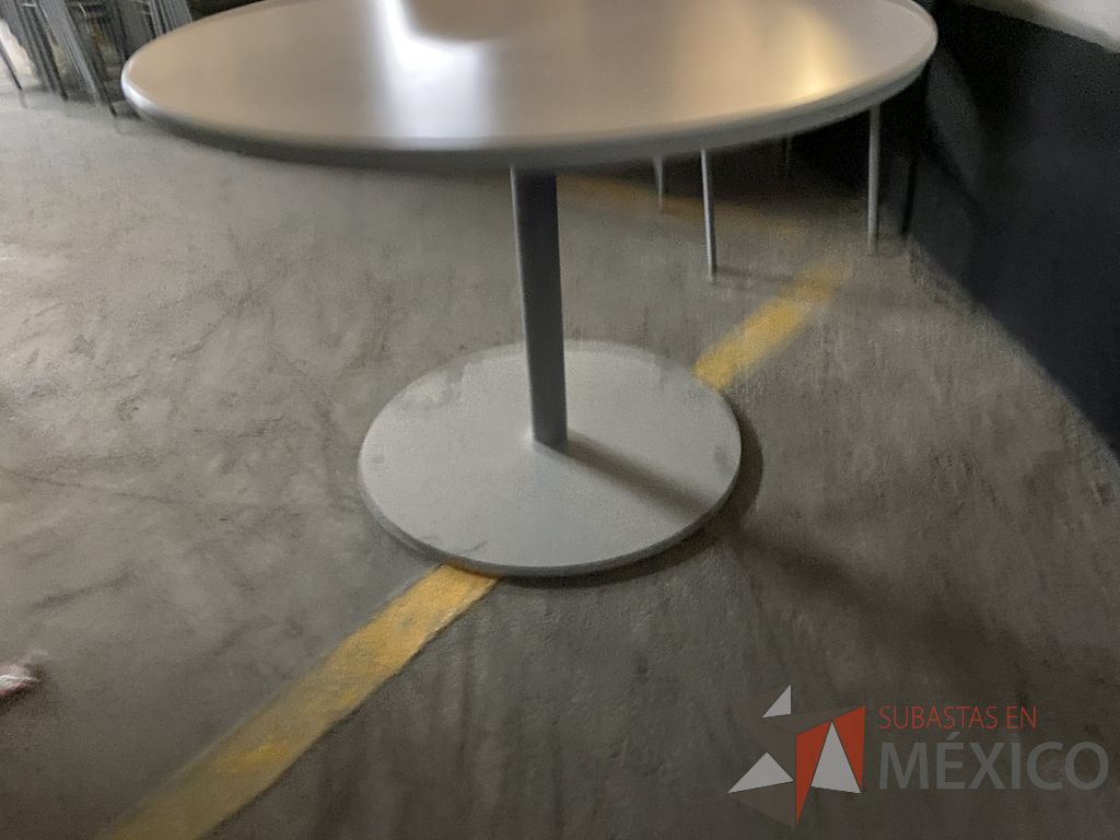 Lote 199 - Mesa de trabajo circular con base metálica y cubierta color blanco - Imagen 3